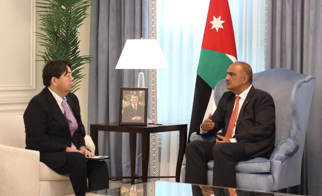 Prime Minister Bisher Al Khasawneh meets with Japanese Foreign Minister Yoshimasa Hayashi on Monday (Petra photo)